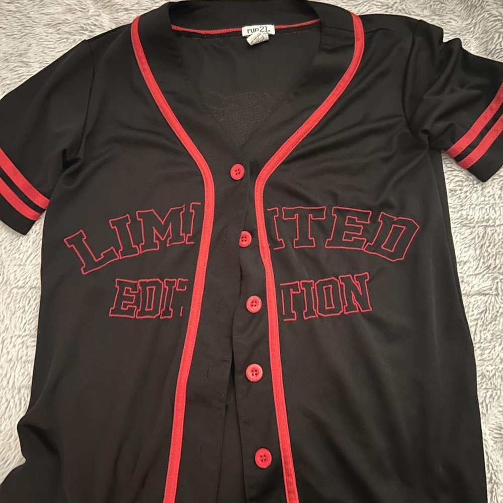Rue21 Black and Red Short Sleeve Tee